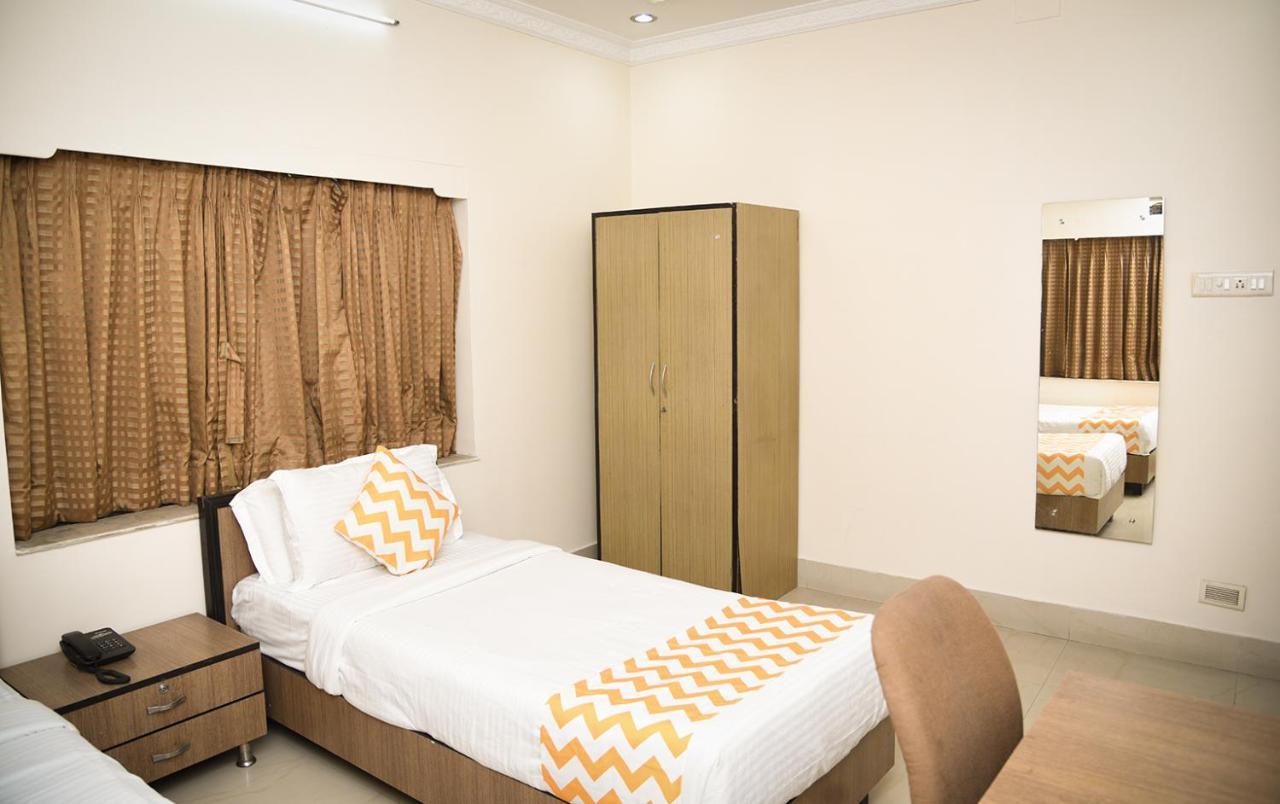 Crossroads Hotel Колката Екстериор снимка