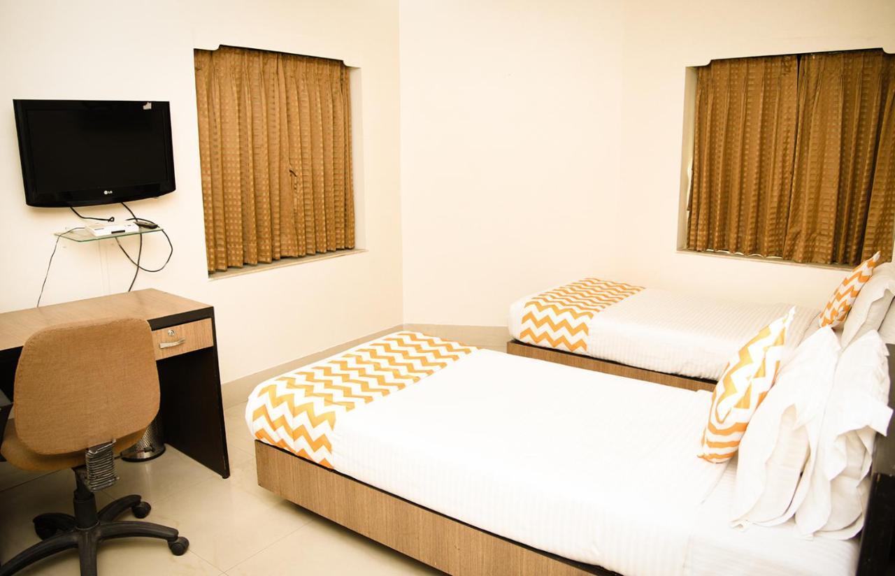 Crossroads Hotel Колката Екстериор снимка