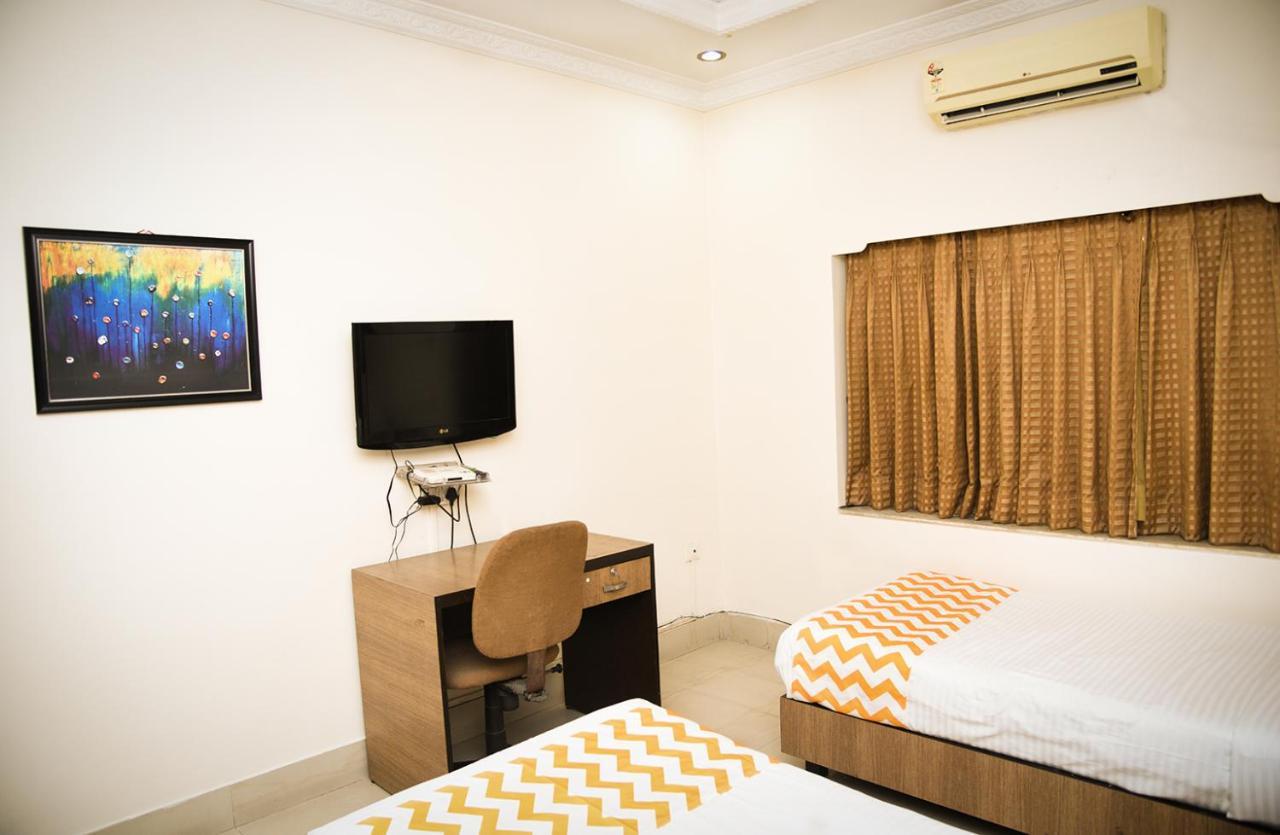 Crossroads Hotel Колката Екстериор снимка