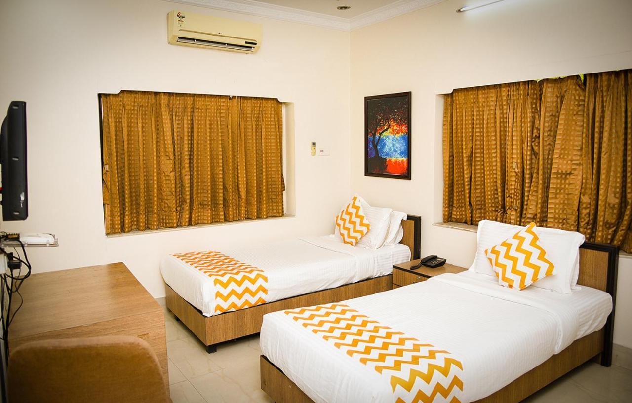 Crossroads Hotel Колката Екстериор снимка